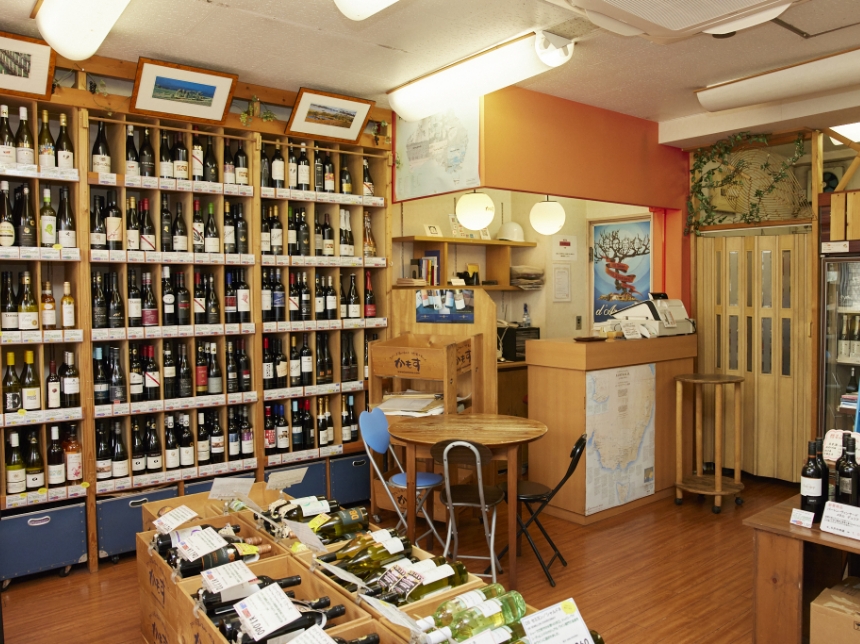こだわりの日本酒とオーストラリア産のワインが所狭しと並ぶ店内。