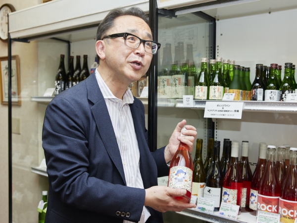 長年培ってきたワインの知識を生かして、お客さまに最適な銘柄を提案できればと語る山本さん。