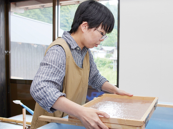 「簀桁（すけた）」で紙を漉く大東さん。厚さを均等にするのは至難の業です。