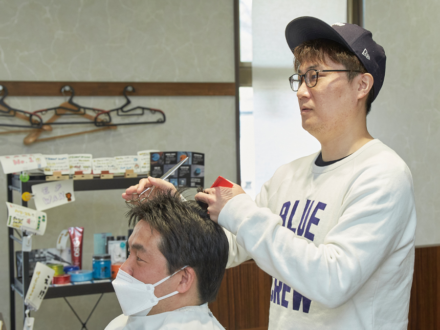 接客もカットも「とにかく丁寧に満足度の高いサービスを提供する」が西村さんのモットー。