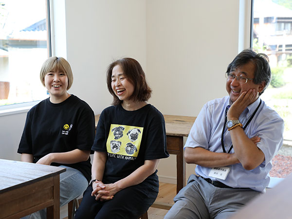 左から、美沙希氏、美保氏、松阪香肌商工会藤岡氏