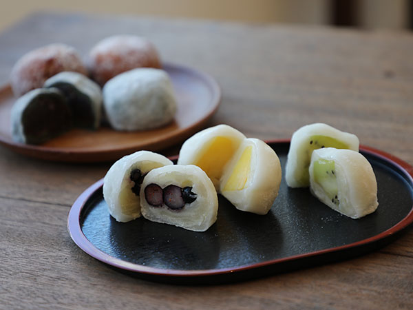 昔からの人気商品「パイン大福」などの和菓子