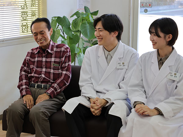 譲渡側：石津氏 譲受側：小林氏、佐藤氏
