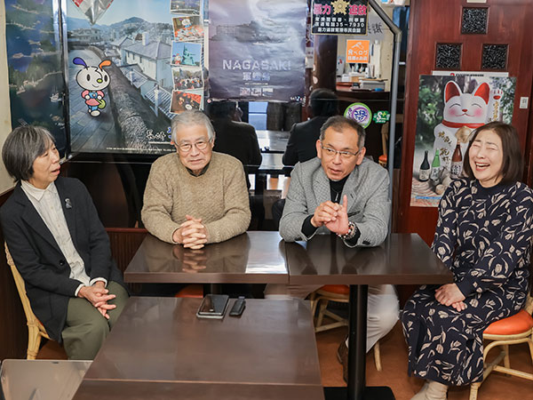 左側（譲渡側）：笹本氏、純子氏　右側（譲受側）：尾崎氏、典子氏