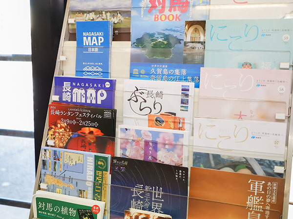 （店内には長崎の観光案内もずらり）