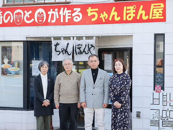 左側（譲渡側）：笹本氏、純子氏　右側（譲受側）：尾崎氏、典子氏