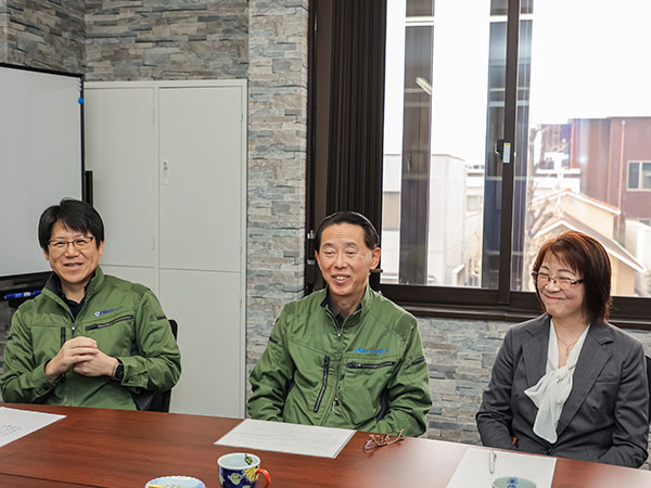 左側から（譲渡側）：岩田氏　（譲受側）：平盛氏、美恵子氏