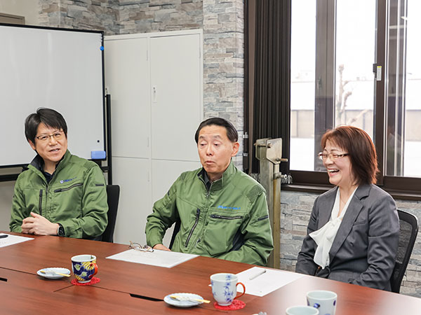 左側から（譲渡側）：岩田氏　（譲受側）：平盛氏、美恵子氏