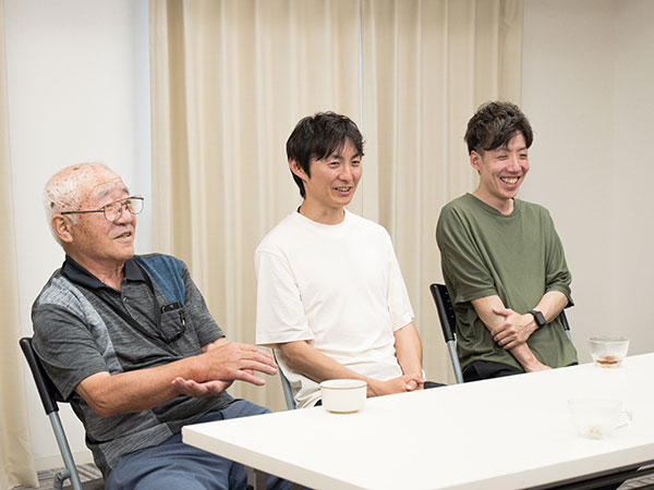 左から譲渡側：及川氏 譲受側：佐藤氏、菅原氏