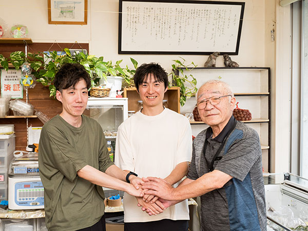 左から譲受側：菅原氏、佐藤氏 譲渡側：及川氏