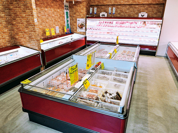 冷蔵ケースを挟んだ対面販売ではなくスーパーのような雰囲気の売り場