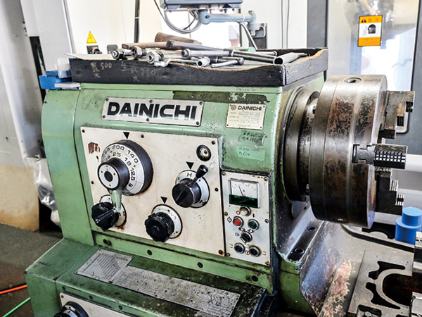 大型の旋盤加工機