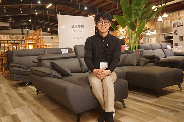 バイヤーとしての熱意がつないだ福井の家具店承継 「品質」と「価格」のコンセプトが人気に