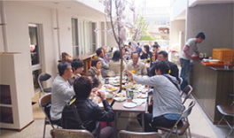 C-CORE東広島：中庭のコミュニティスペース