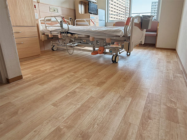 見た目は木質系フローリングだが、大規模な施工が必要ない剥がせる床材「ころやわ」