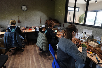 主婦でもある職人たちが丁寧に作業する